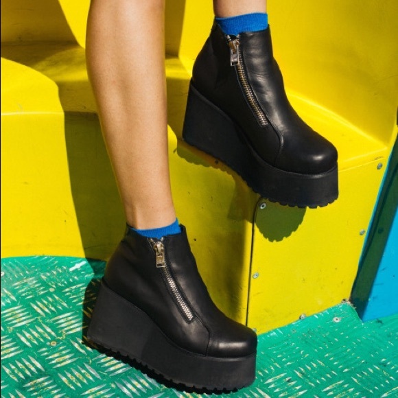 Black unif Daria boots