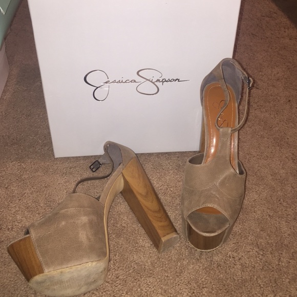 Jessica Simpson pump