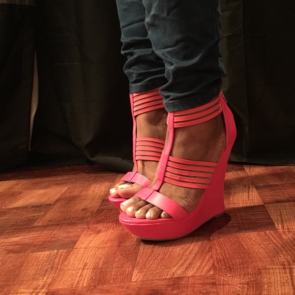 Brand new shoes never worn - Picture 2 of 3