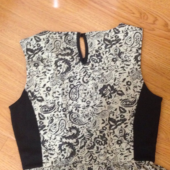 Rewind pattern dress - Picture 2 of 3
