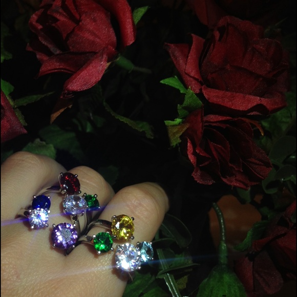 Set of 5 Glamorous Rings - Picture 2 of 3