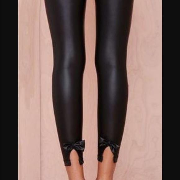 Pleather leggins w/bows