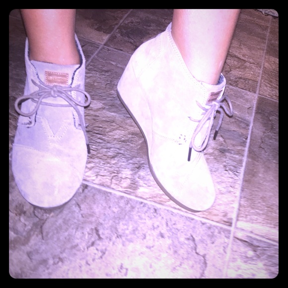 Toms desert wedges in taupe suede