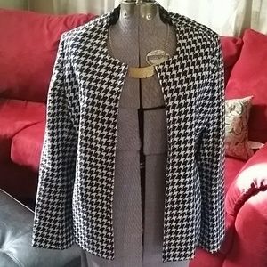 *FLASH SALE * Beautiful houndstooth print blazer