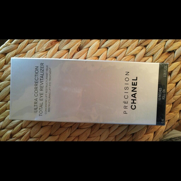 Chanel Ultra Correction Total Eye Revitalizer