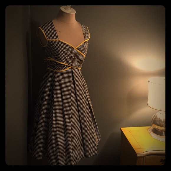 Dresses & Skirts - Gingham dress with great lines and beautiful back!
