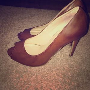 Guess Pumps