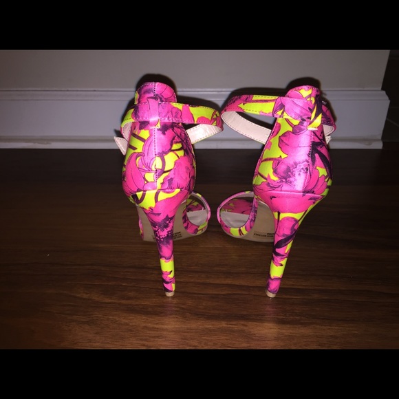 ✨SOLD✨Single Sole Ankle Strap Heels! - Picture 3 of 4