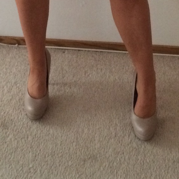 Nude Platform round toe Pumps - Picture 4 of 4