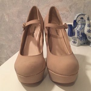 Cute nude pumps with strap!