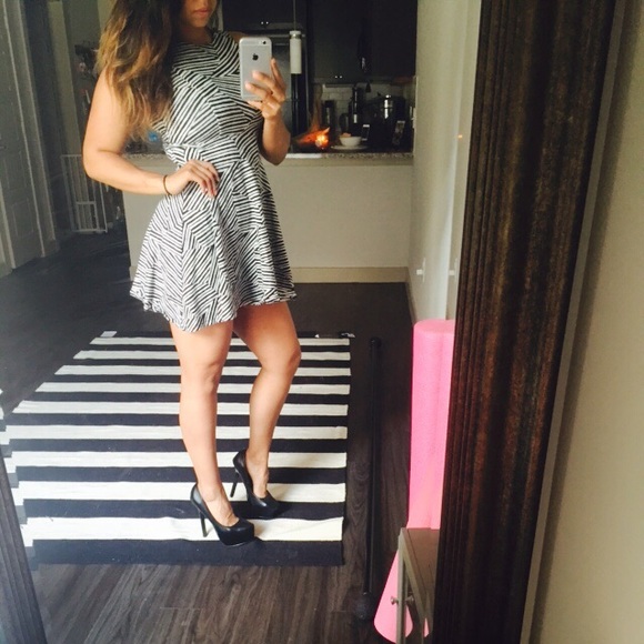 Dress - Picture 2 of 4