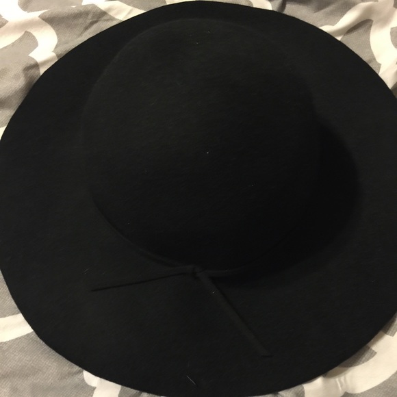 black floppy hat