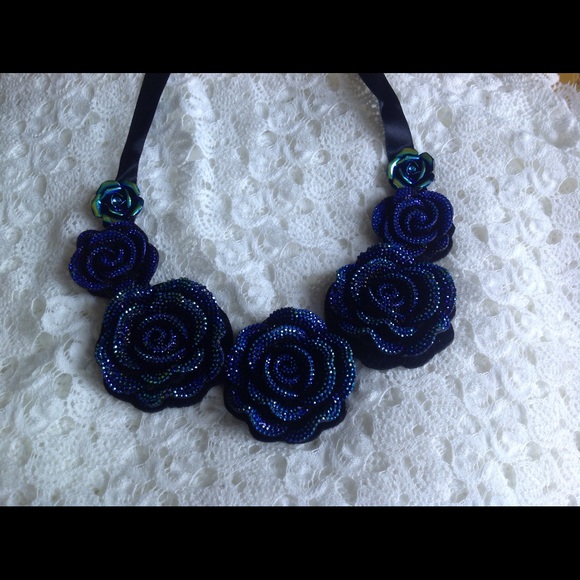 Dark blue rose necklace