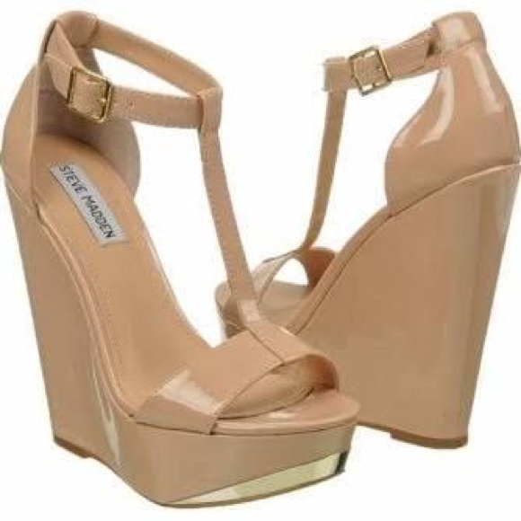 🎉HP🎉 Steve Madden nude wedges with gold accent