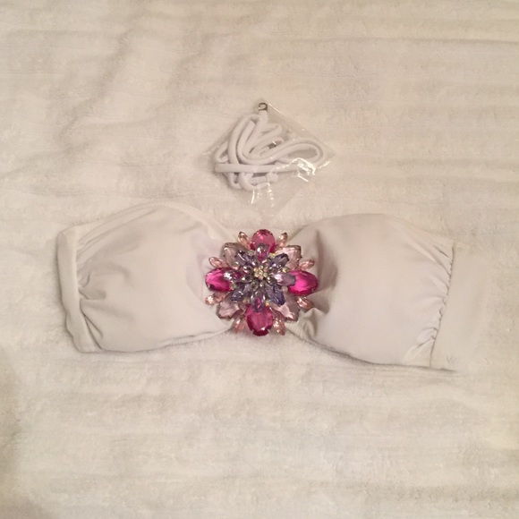 Bandeau top with attachable straps