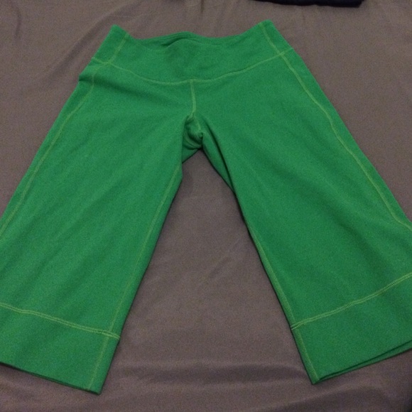 Lululemon green yoga capris