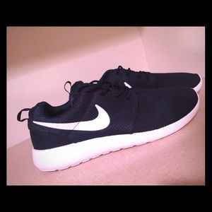size 12 Roshe runs brand new