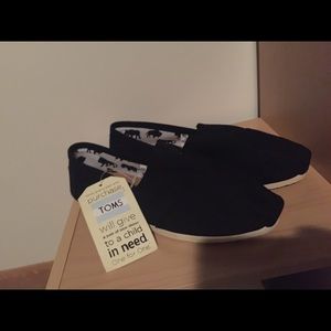 New Woman's Toms size 9