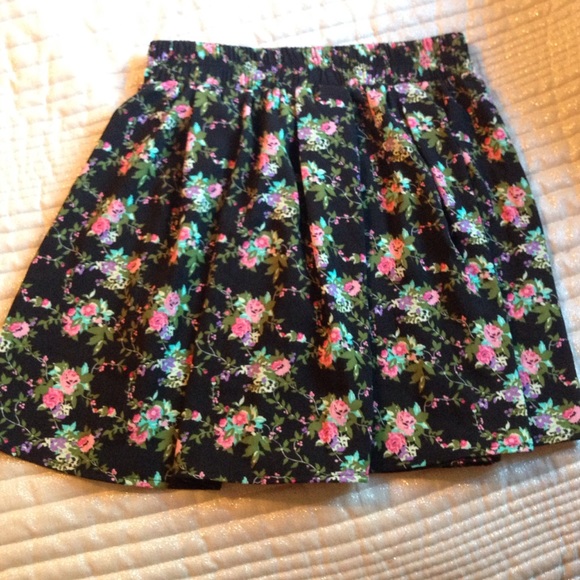 Forever 21 Dresses & Skirts - Floral skirt