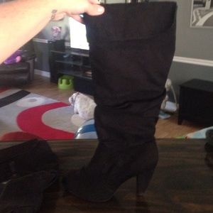 Black scrunch knee boots