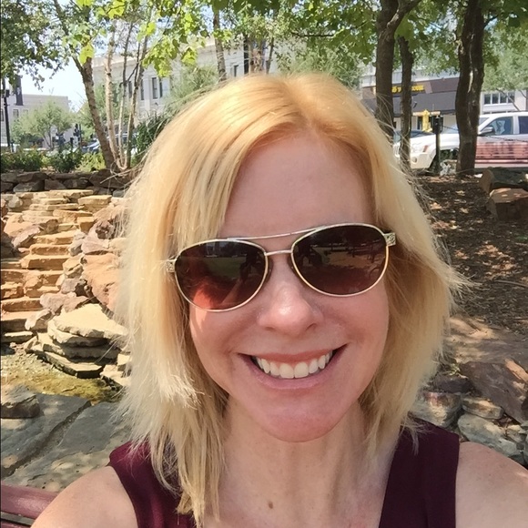 Meet your Posher, Lisa - Picture 2 of 4