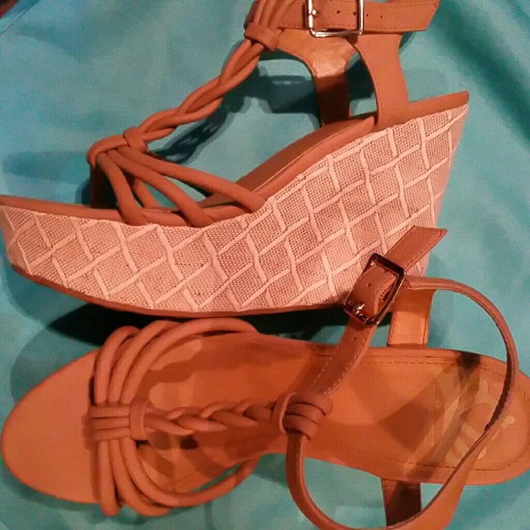 SZ 8 Fergilicious by Fergie wedges
