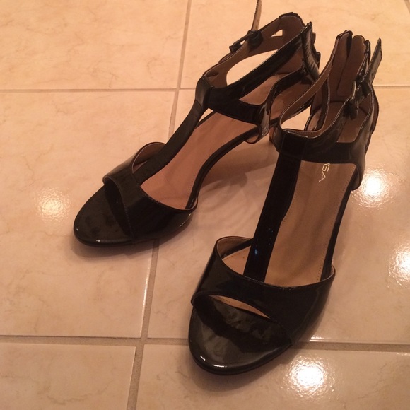 Via Spiga black patent leather zip back heels
