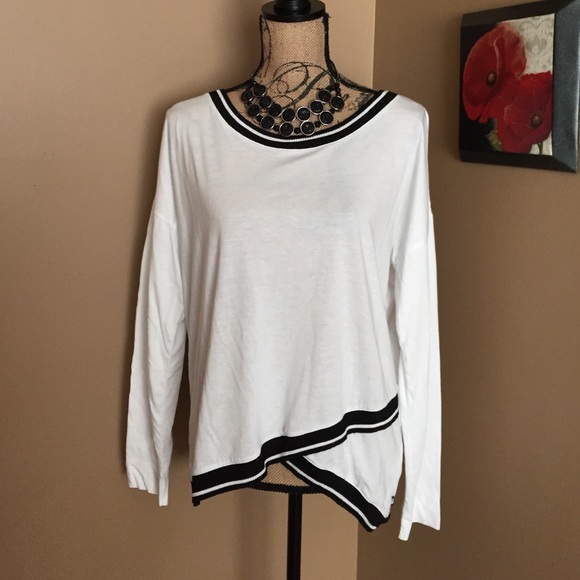 💥NWOT💥 Hi-Lo Tee white tee with black trim
