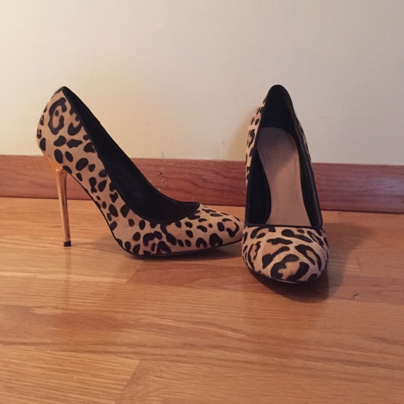 Leopard hair calf pump
