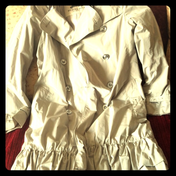 Burberry %100 Polyester silk/satin lined trench!