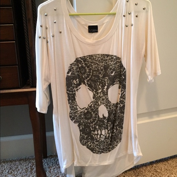 Oversized skull top