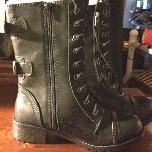 SODA size 8.5 black combat boots