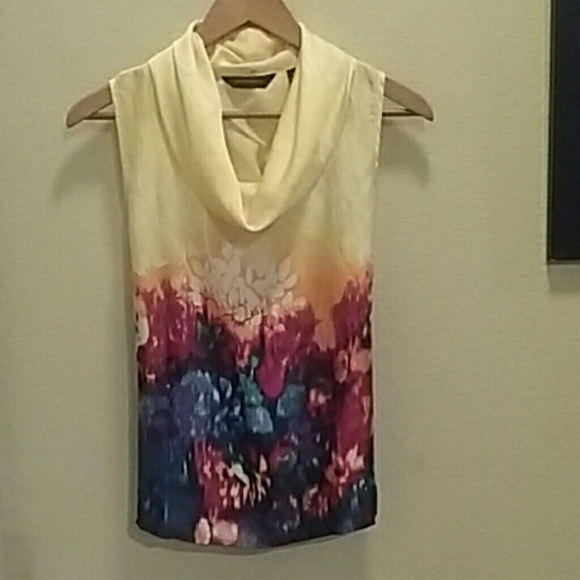 MARKDOWN $8.00 Yellow neck and flower top