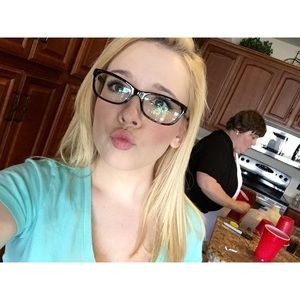 Meet your Posher, Becca