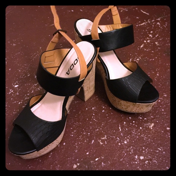 Platform shoes - Picture 1 of 3