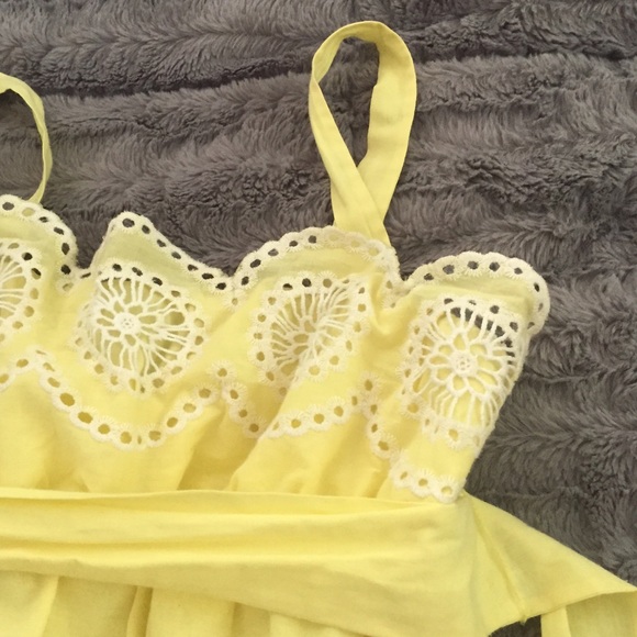 Adorable yellow sundress - Picture 2 of 3