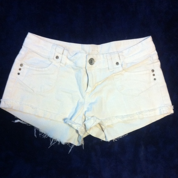 Lei white shorts.