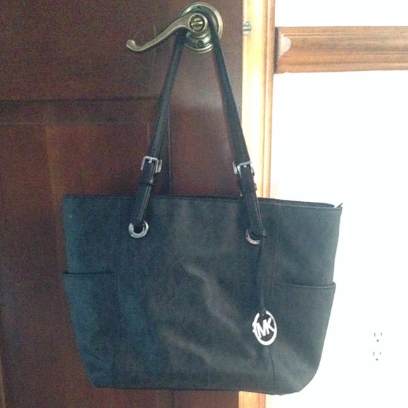 Michael Kors Jet Set Tote Signature Logo in Black!