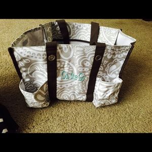 Thirty one utility tote that zips closed