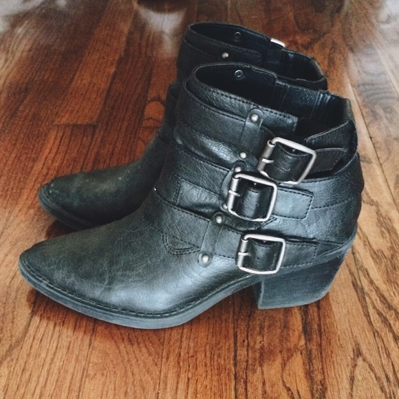 F21 BLACK BOOTS.
