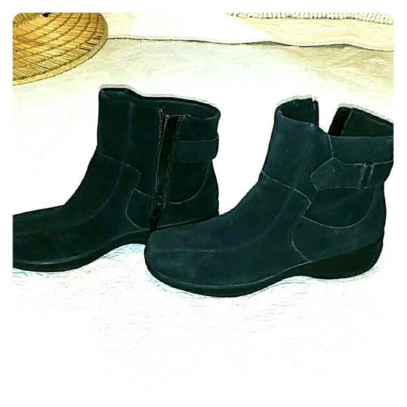 Clarks suede black boots