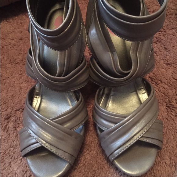 Grey strappy wedges.