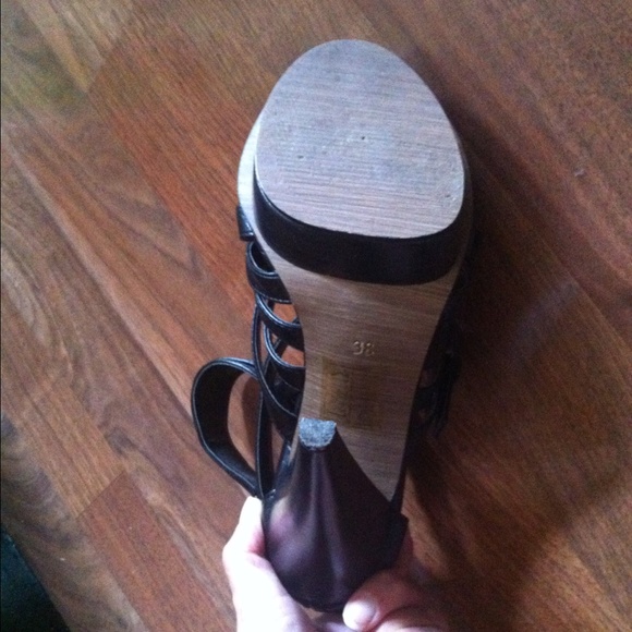 ๐ฅDONATING 4/20 Strappy, Back Zip High Heel Shoe - Picture 4 of 4