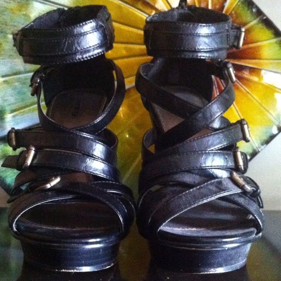 ๐ฅDONATING 4/20 Strappy, Back Zip High Heel Shoe - Picture 2 of 4