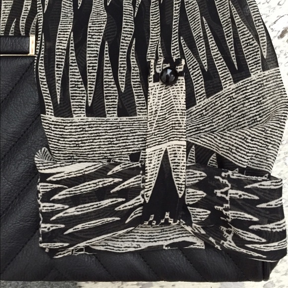 Francesca's patterned blouse - Picture 3 of 3