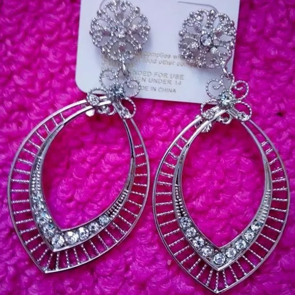 ** Silver Diamond Dangled Earrings ** 💗
