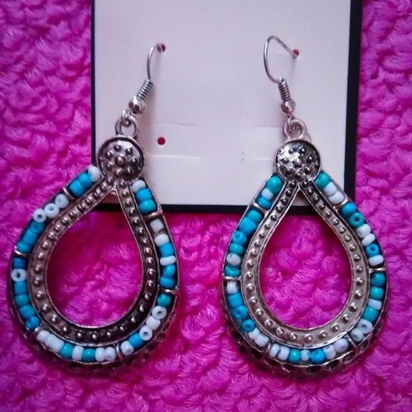** Silver // Blue & White Dangled Earrings ** 💗