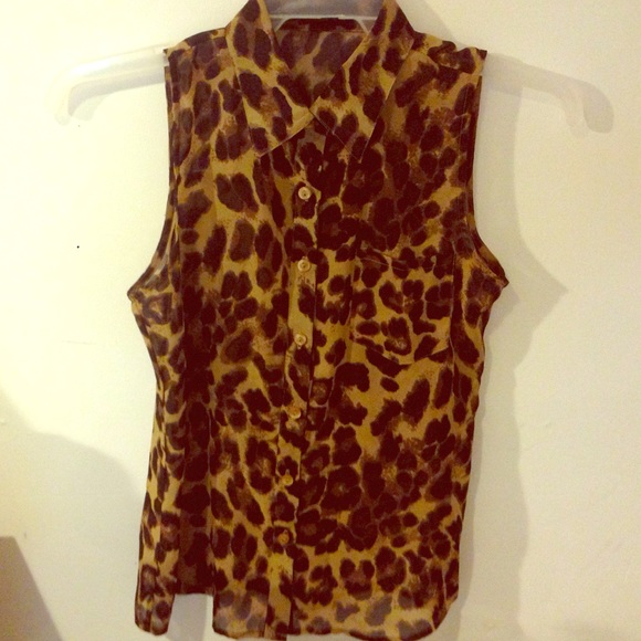 Small collar shirt