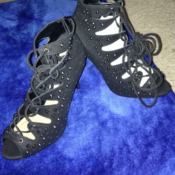 Cute pair of high heels new - Picture 1 of 4