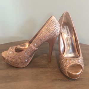 Gorgeous  Steve Madden  peep toe heels!